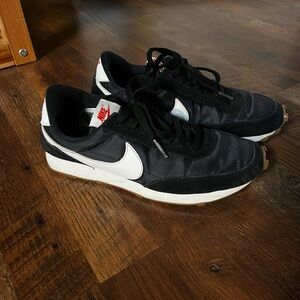 Nike Daybreak Black and White women’s Sneakers size 8